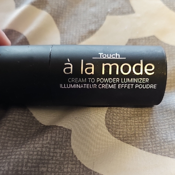 Younique Sleek Black Compact - Picture 8 of 10